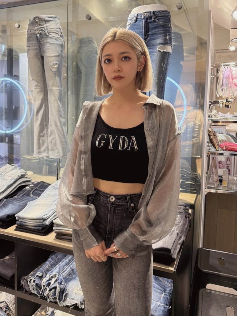 ブラック系のサンダル、グレー系のシャツ/ブラウス、ブラック系のデニムパンツを着用したレディースの夏コーディネートの4枚目の写真