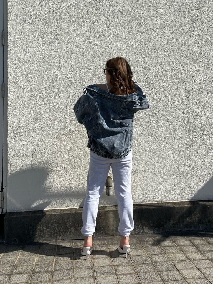 ホワイト系のパンプス、グレー系のその他パンツ、ブルー系のブルゾンを着用したレディースの冬コーディネートの4枚目の写真