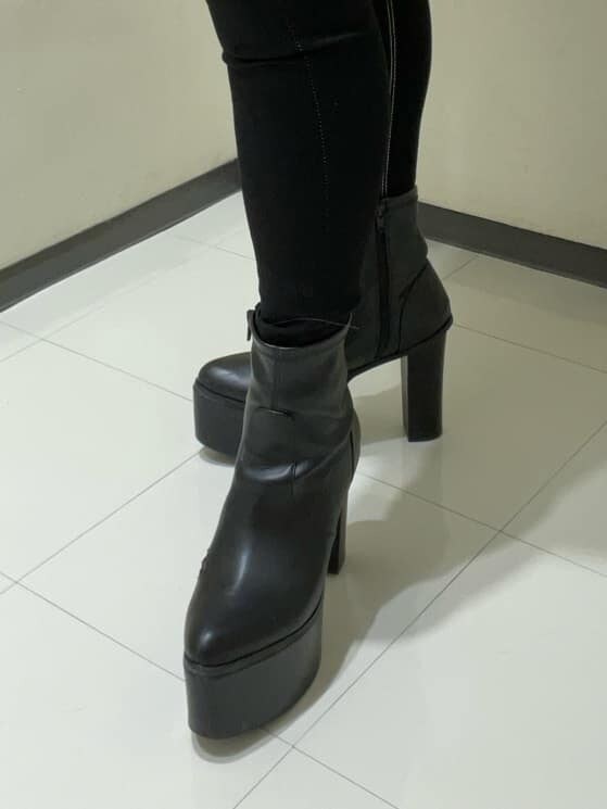 ブラック系のデニムパンツ、ブラック系のブーツ、ホワイト系のTシャツ/カットソーを着用したレディースの秋コーディネートの7枚目の写真