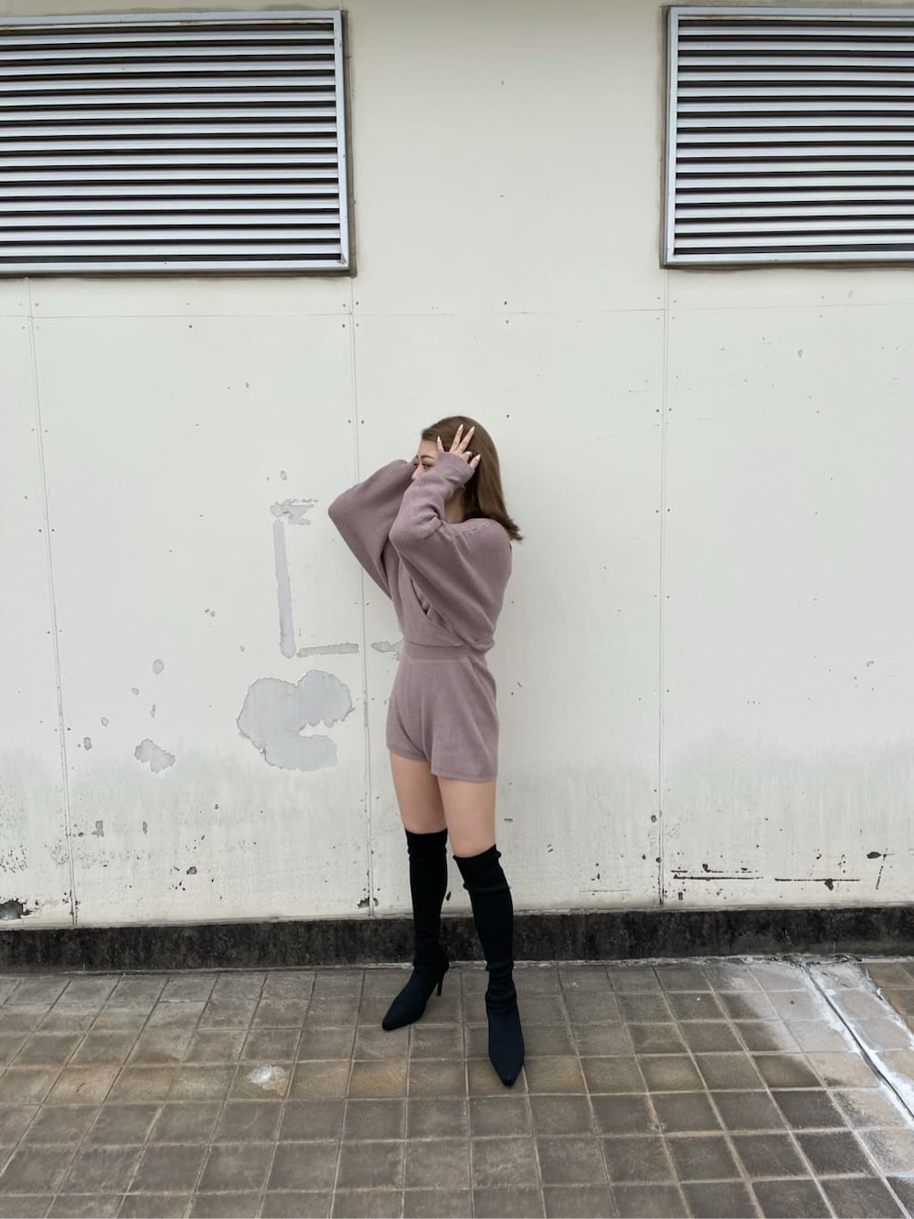 ベージュ系のつなぎ/オールインワンを着用したレディースの秋コーディネートの3枚目の写真