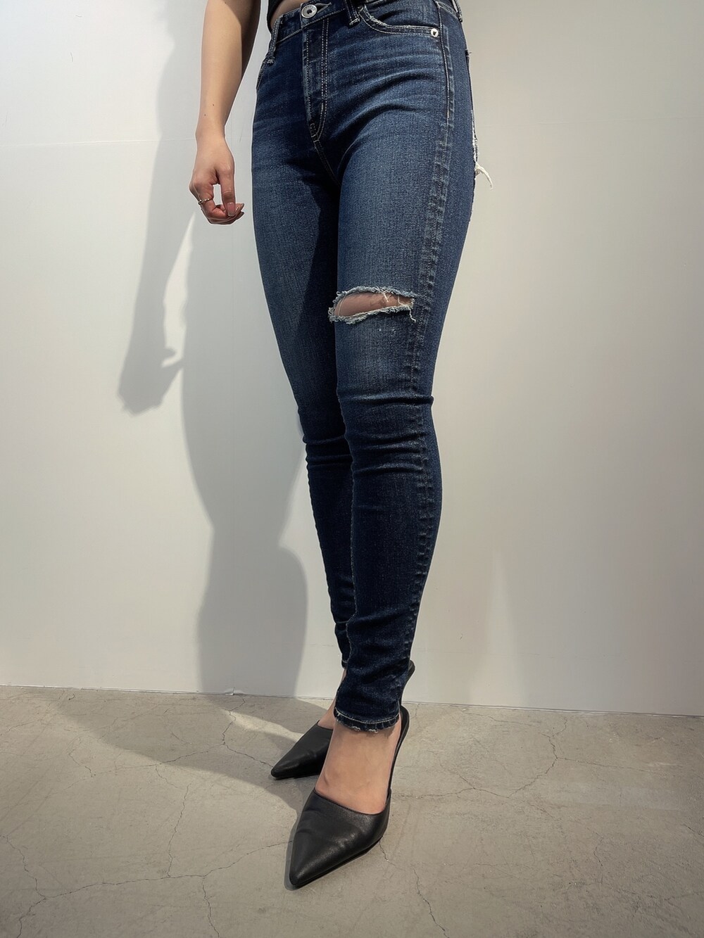 ホワイト系のTシャツ/カットソー、ブルー系のデニムパンツ、ブラック系のパンプスを着用したレディースの春コーディネートの7枚目の写真