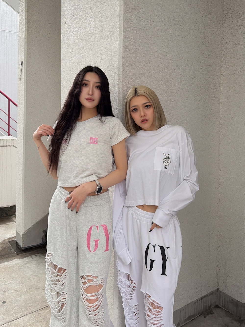 グレー系のスウェットパンツ、グレー系のTシャツ/カットソー、ホワイト系のスウェットパンツを着用したレディースの春コーディネートの3枚目の写真