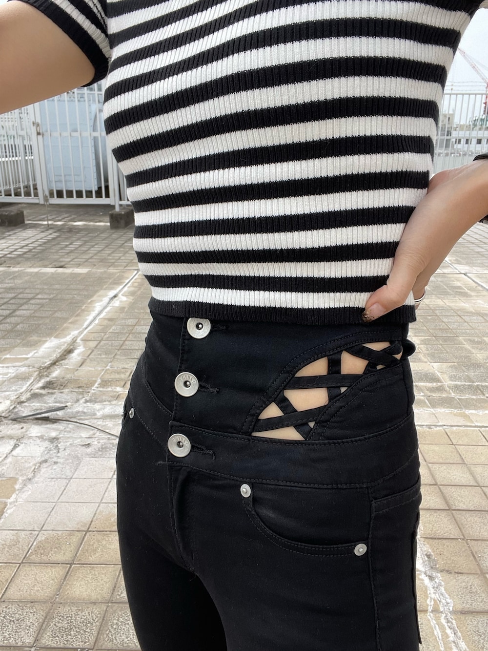 ブラック系のデニムパンツ、その他のニット/セーター、ブラック系のパンプスを着用したレディースの春コーディネートの5枚目の写真