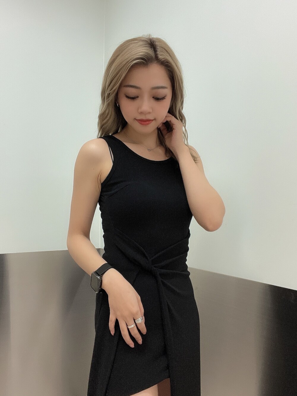 ブラック系のワンピース、ブラック系のサンダルを着用したレディースの夏コーディネートの4枚目の写真