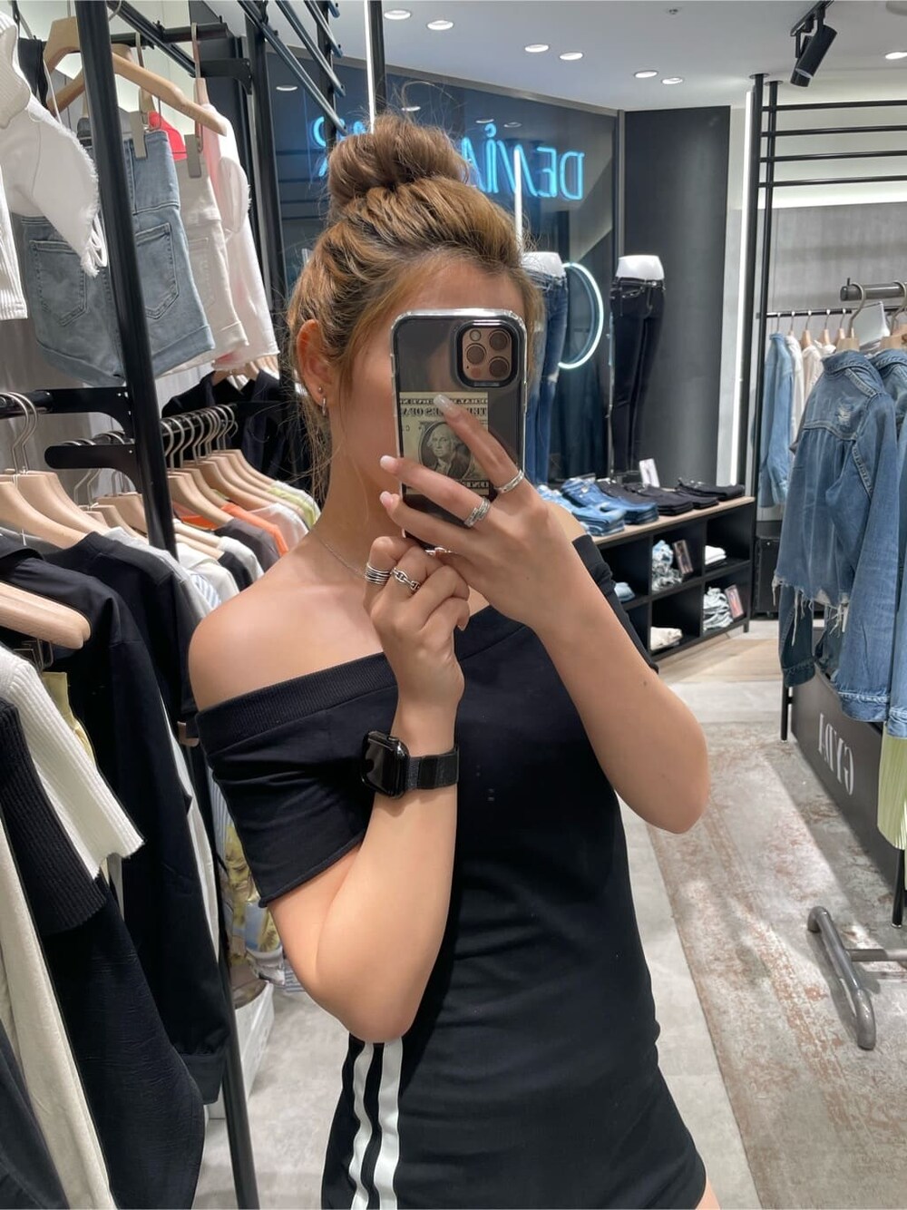 ブラック系のワンピース、ブラック系のサンダルを着用したレディースの春コーディネートの4枚目の写真