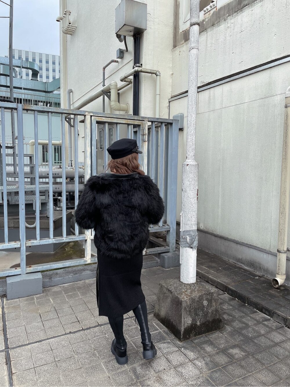 ブラック系のワンピース、ブラック系のブーツ、ブラック系のライダースジャケットを着用したレディースの秋コーディネートの3枚目の写真