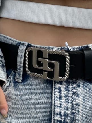 ホワイト系のパンプス、ホワイト系のキャミソール、ブルー系のデニムジャケットを着用したレディースの春コーディネートの7枚目の写真