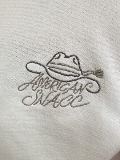 ブラック系のパンプス、その他のその他パンツ、ホワイト系のスウェットを着用したレディースの夏コーディネートの4枚目の写真
