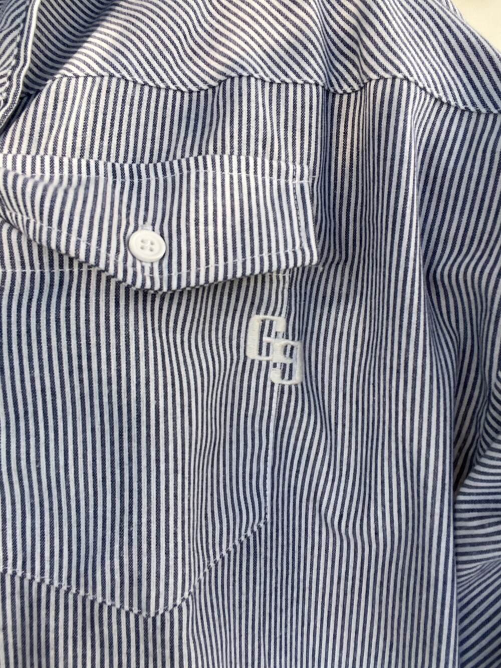 ブルー系のシャツ/ブラウス、ブルー系のデニムパンツ、ブラック系のサンダルを着用したレディースの春コーディネートの7枚目の写真