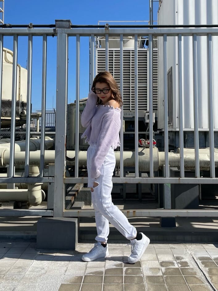 パープル系のニット/セーター、ホワイト系のパンプス、グレー系のその他パンツを着用したレディースの冬コーディネートの2枚目の写真