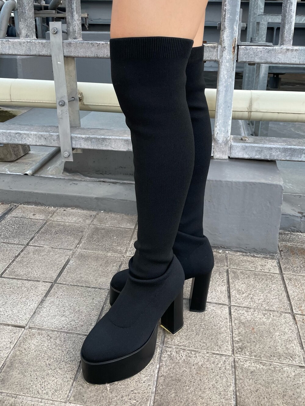 ピンク系のスウェット、ブラック系のブーツ、ブルー系のスウェットを着用したレディースの秋コーディネートの6枚目の写真