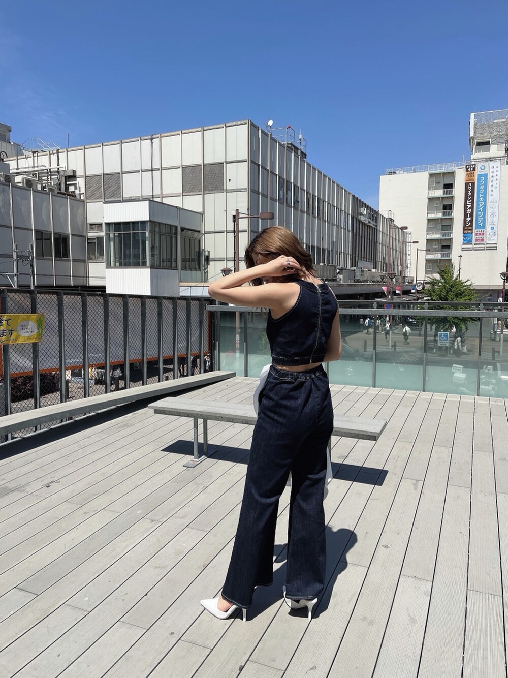 ホワイト系のパンプス、ブルー系のサロペット/オーバーオールを着用したレディースの春コーディネートの3枚目の写真