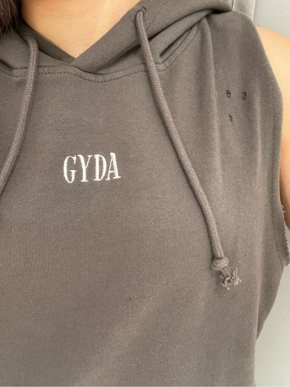 ブラック系のパンプス、グレー系のタンクトップ、ブラック系のデニムパンツを着用したレディースの夏コーディネートの5枚目の写真