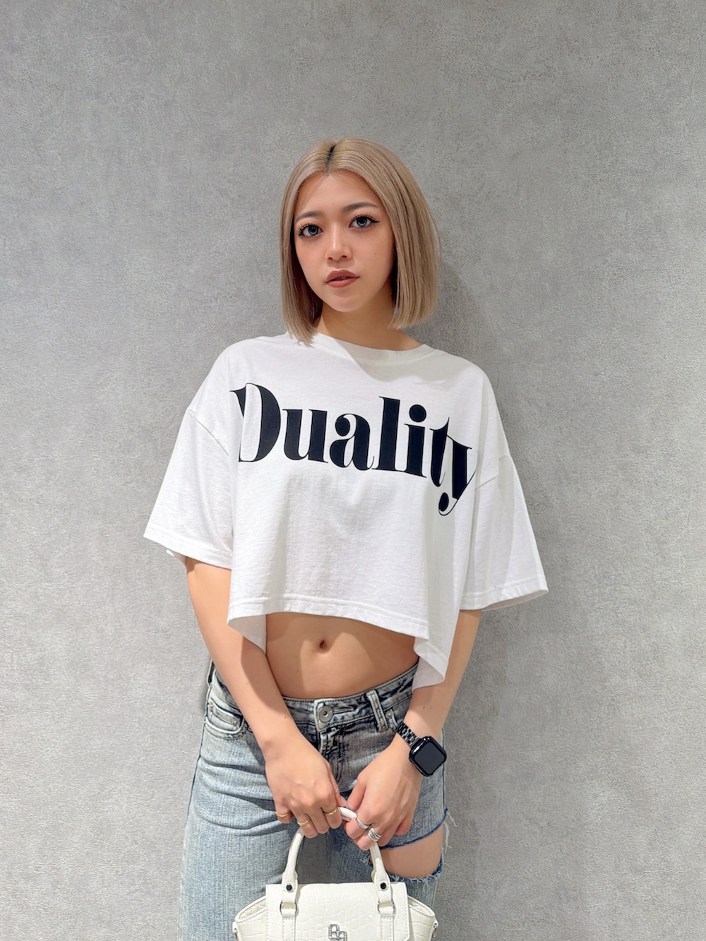 ホワイト系のTシャツ/カットソー、ブルー系のデニムパンツ、ホワイト系のハンドバッグを着用したレディースの夏コーディネートの4枚目の写真