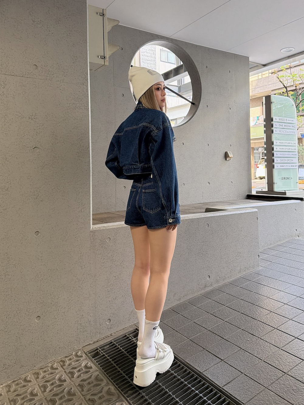 ブルー系のデニムジャケット、ブルー系のデニムパンツ、ホワイト系のTシャツ/カットソーを着用したレディースの春コーディネートの5枚目の写真