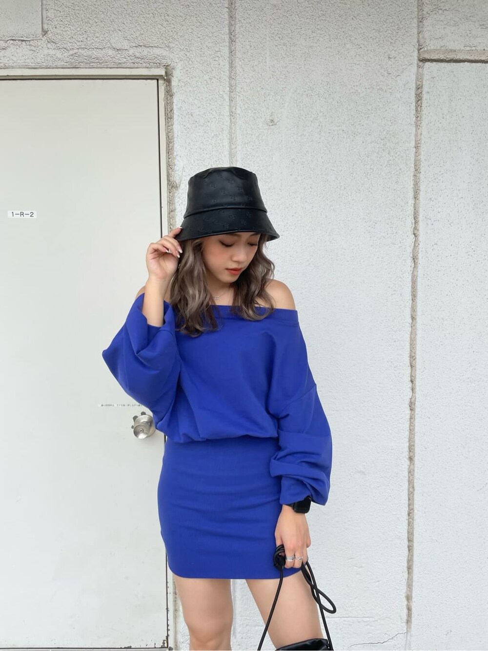 ブルー系のワンピース、ブラック系のブーツ、ブラック系のハットを着用したレディースの夏コーディネートの4枚目の写真