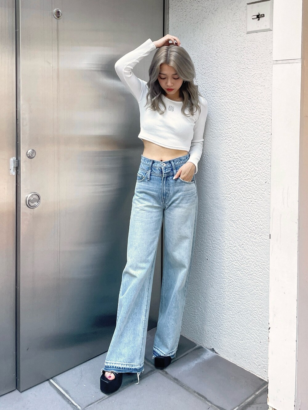 ホワイト系のTシャツ/カットソー、ブルー系のデニムパンツ、ブラック系のサンダルを着用したレディースの夏コーディネートの2枚目の写真
