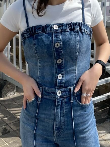 ホワイト系のパンプス、ブルー系のつなぎ/オールインワン、ホワイト系のTシャツ/カットソーを着用したレディースの春コーディネートの7枚目の写真