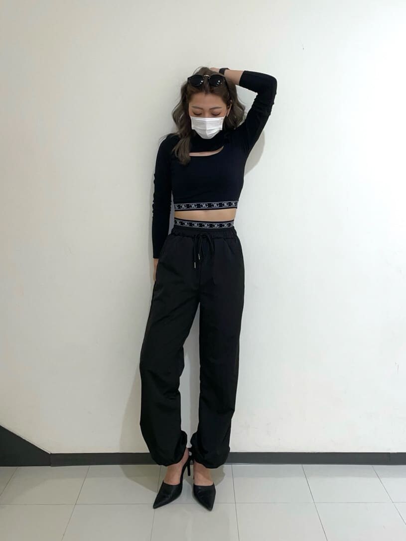 ブラック系のパンプス、ブラック系のその他パンツ、ブラック系のTシャツ/カットソーを着用したレディースの秋コーディネートの2枚目の写真