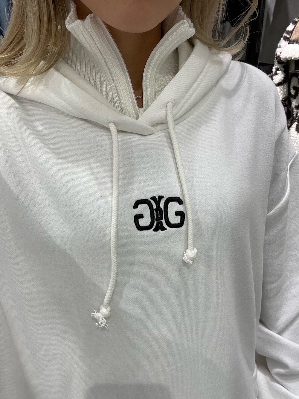 ホワイト系のスウェット、ブラック系のブーツを着用したレディースの秋コーディネートの6枚目の写真