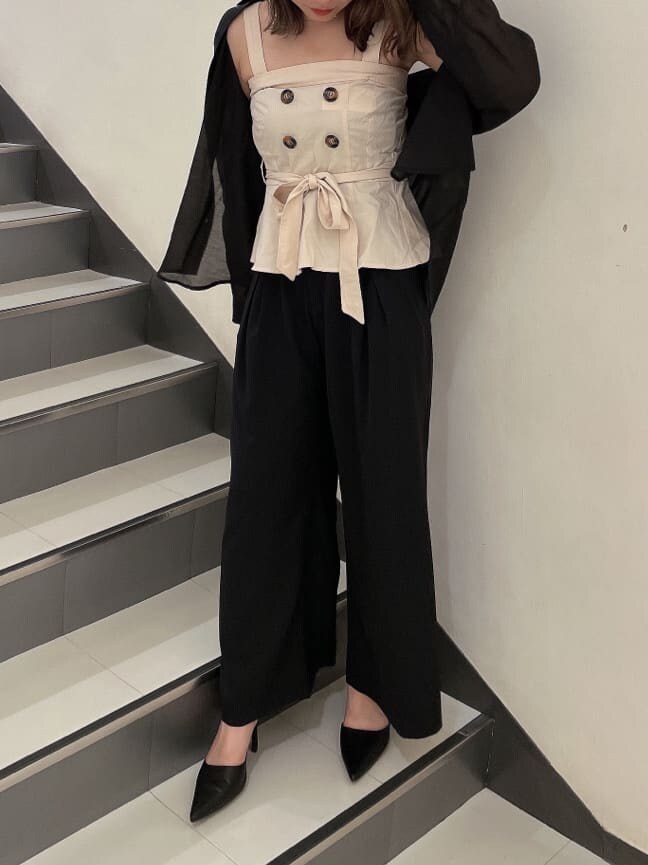 ブラック系のシャツ/ブラウス、ホワイト系のシャツ/ブラウス、ブラック系のスラックスを着用したレディースの夏コーディネートの2枚目の写真