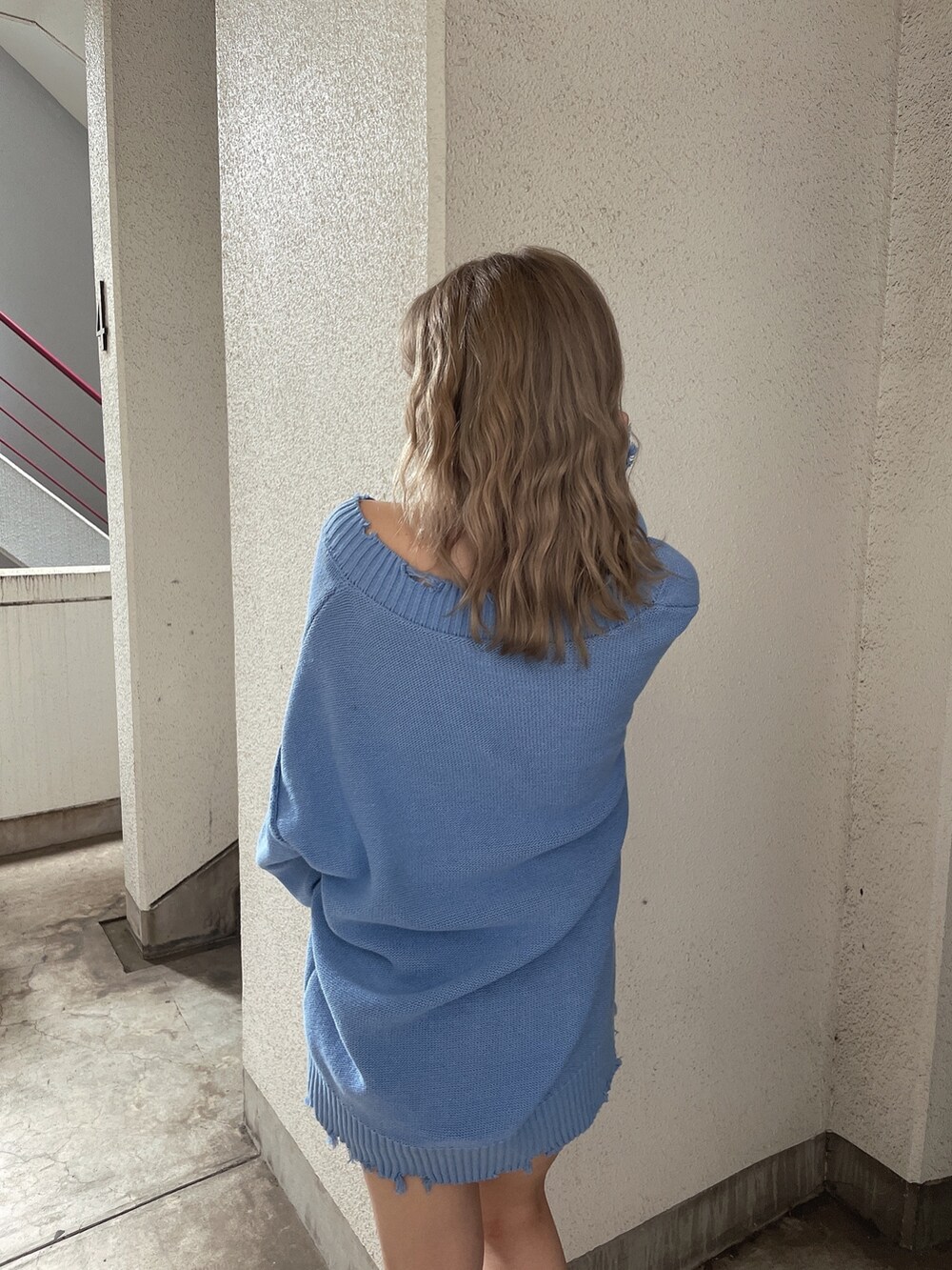 ブルー系のニット/セーター、ブラック系のブーツを着用したレディースの秋コーディネートの5枚目の写真