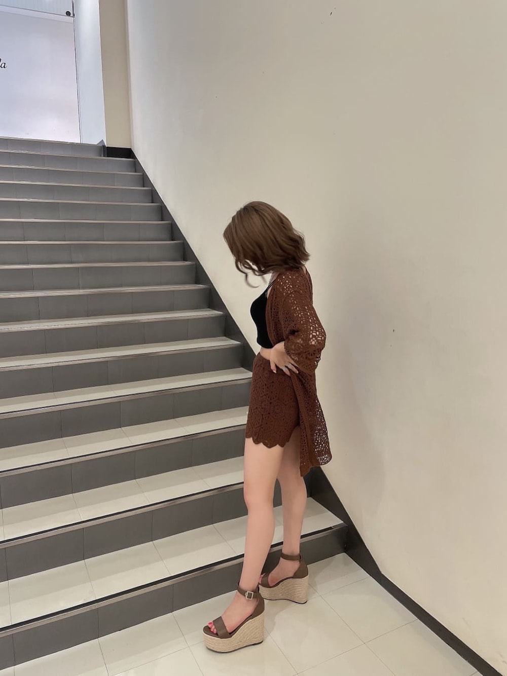 ブラウン系のその他パンツ、ブラック系のキャミソール、ブラウン系のサンダルを着用したレディースの夏コーディネートの2枚目の写真