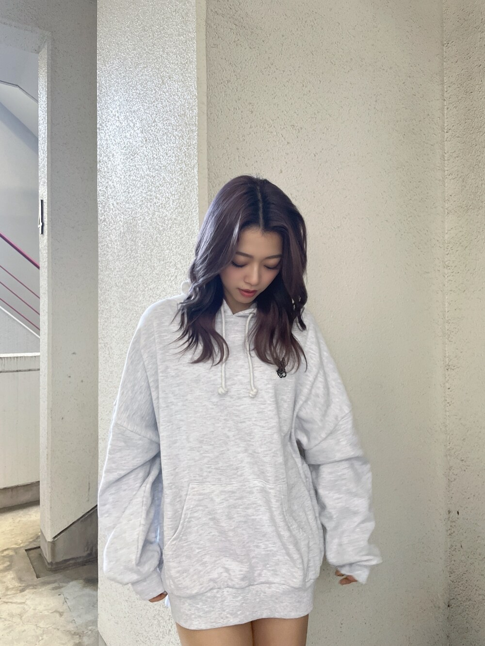 グレー系のパーカー、ブラック系のブーツを着用したレディースの冬コーディネートの4枚目の写真