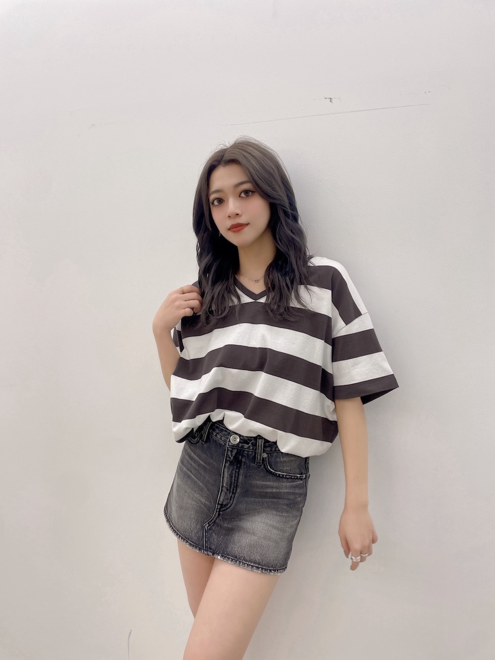 その他のTシャツ/カットソー、ブラック系のデニムスカート、ホワイト系のブーツを着用したレディースの春コーディネートの3枚目の写真