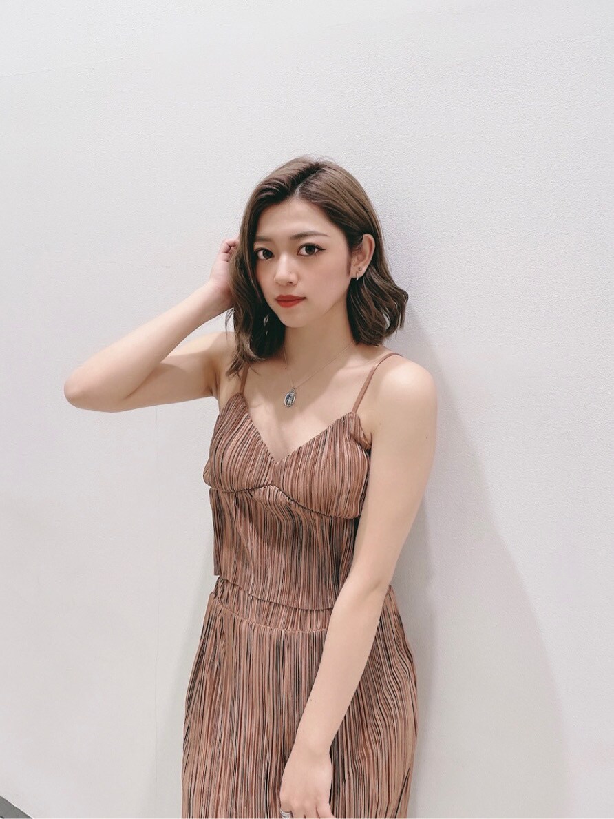 ブラウン系のその他パンツ、ホワイト系のサンダル、ブラウン系のキャミソールを着用したレディースの春コーディネートの2枚目の写真
