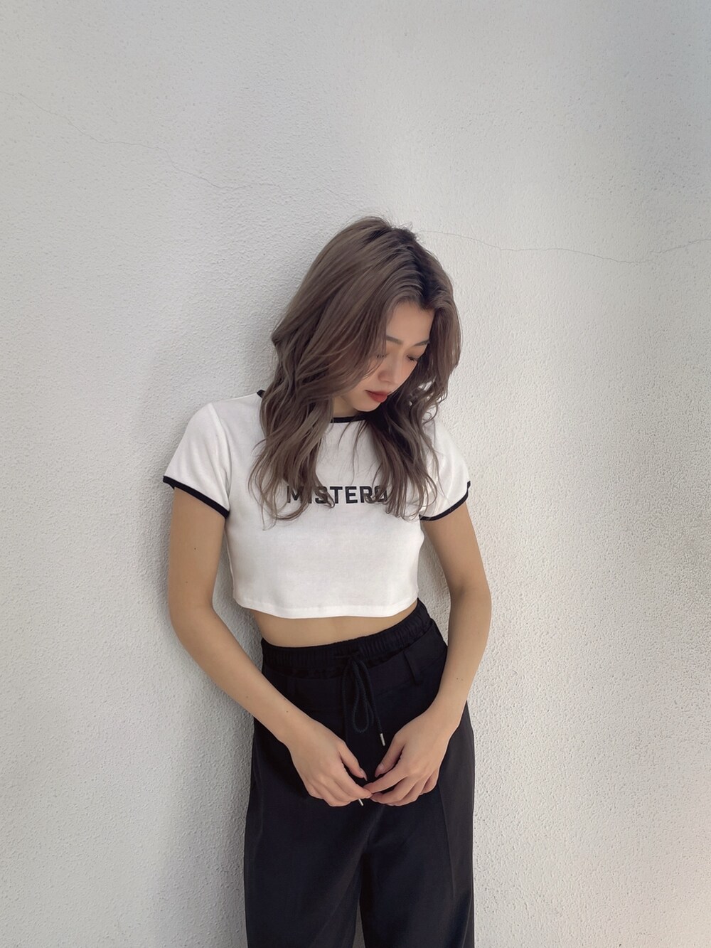 ブラック系のその他パンツ、ブラック系のサンダル、ホワイト系のTシャツ/カットソーを着用したレディースの春コーディネートの5枚目の写真