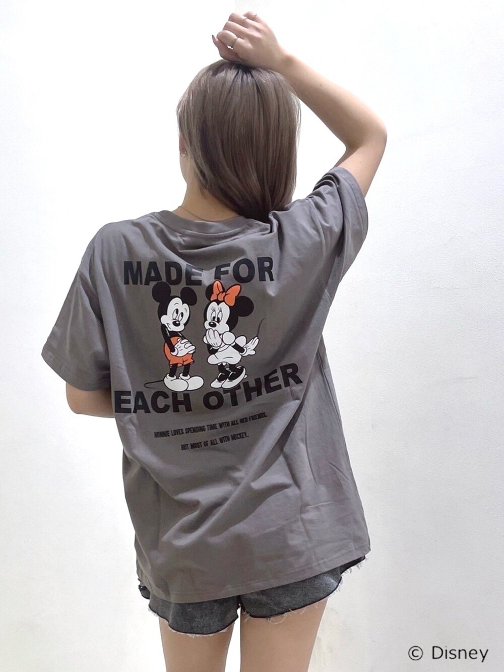 ブラック系のデニムパンツ、ベージュ系のTシャツ/カットソーを着用したレディースの春コーディネートの2枚目の写真