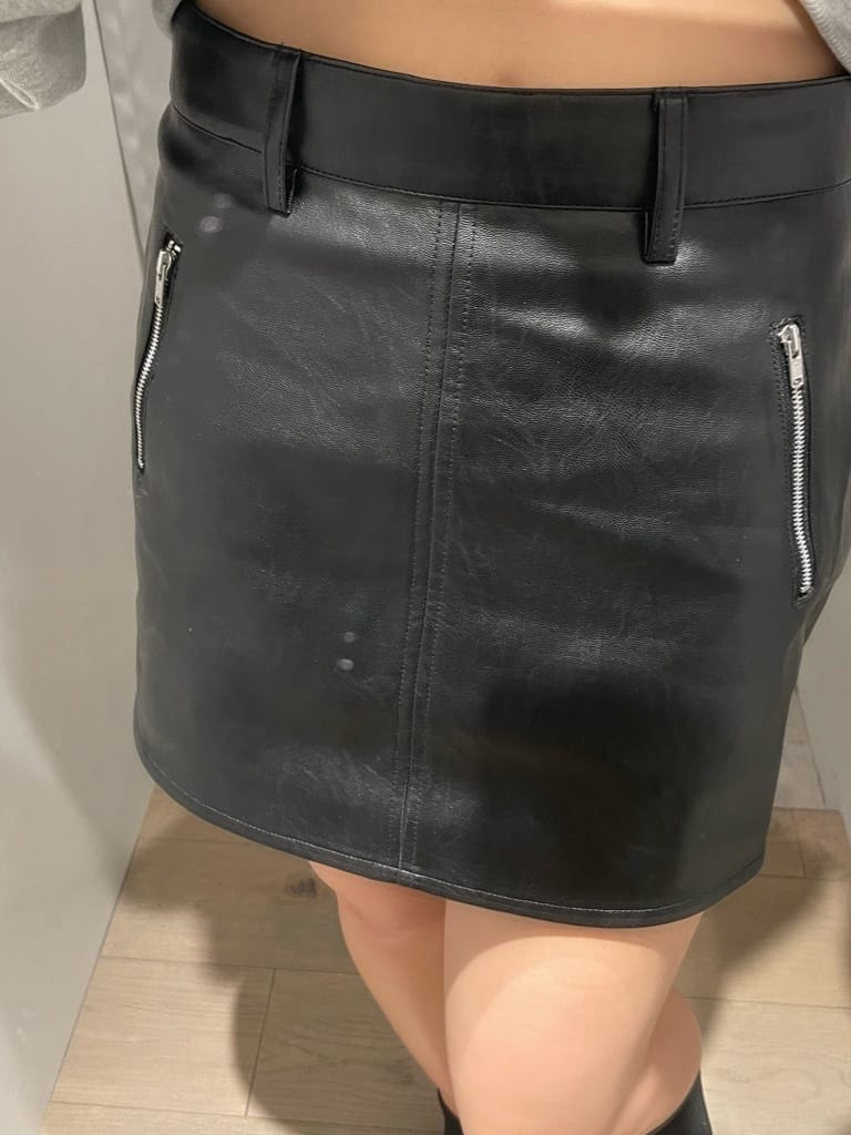 その他のブーツ、ブラック系のスカート、グレー系のスウェットを着用したレディースの秋コーディネートの6枚目の写真