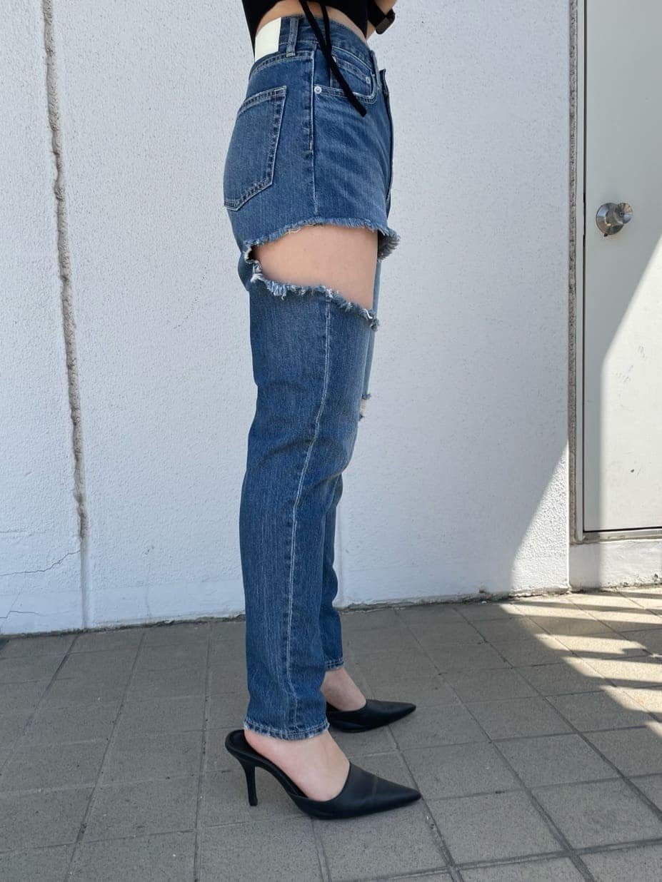 ブラック系のパンプス、ブラック系のニット/セーター、ブルー系のデニムパンツを着用したレディースの春コーディネートの9枚目の写真