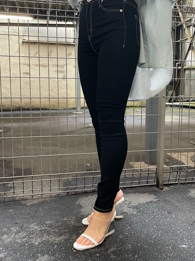 ブラック系のデニムパンツ、ホワイト系のサンダル、グリーン系のシャツ/ブラウスを着用したレディースの夏コーディネートの6枚目の写真