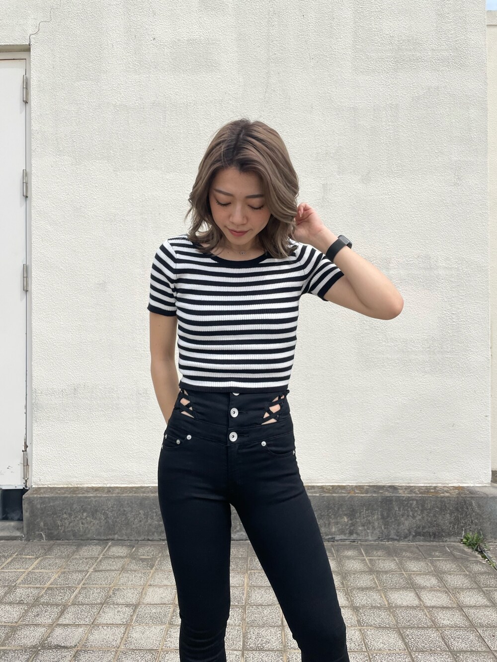 ブラック系のデニムパンツ、その他のニット/セーター、ブラック系のパンプスを着用したレディースの春コーディネートの3枚目の写真