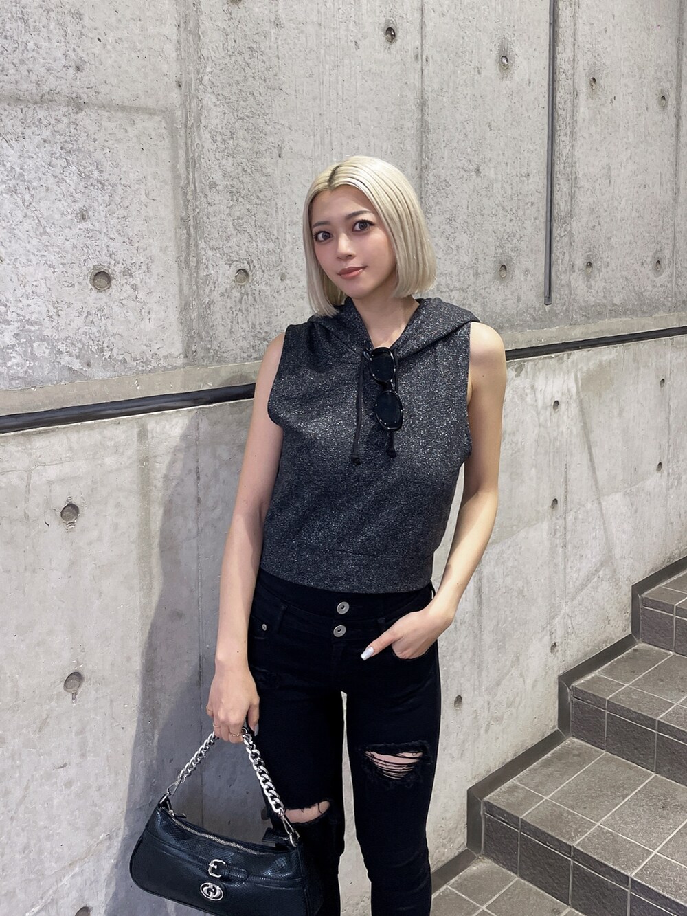 ブラック系のTシャツ/カットソー、ブラック系のデニムパンツ、ブラック系のサンダルを着用したレディースの夏コーディネートの4枚目の写真