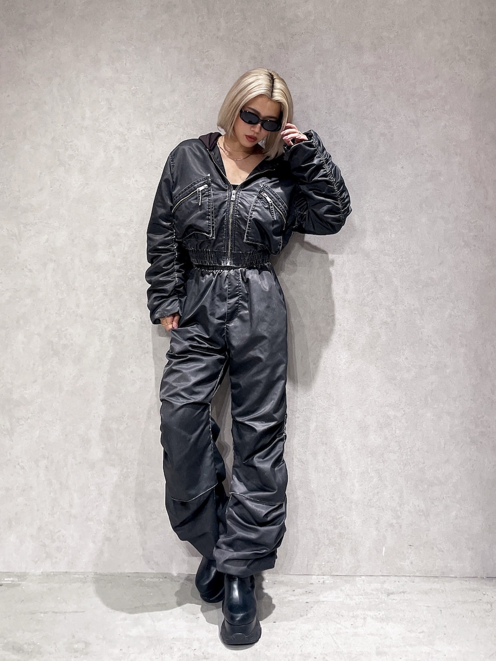 グレー系のブルゾン、グレー系のその他パンツを着用したレディースの秋コーディネートの2枚目の写真