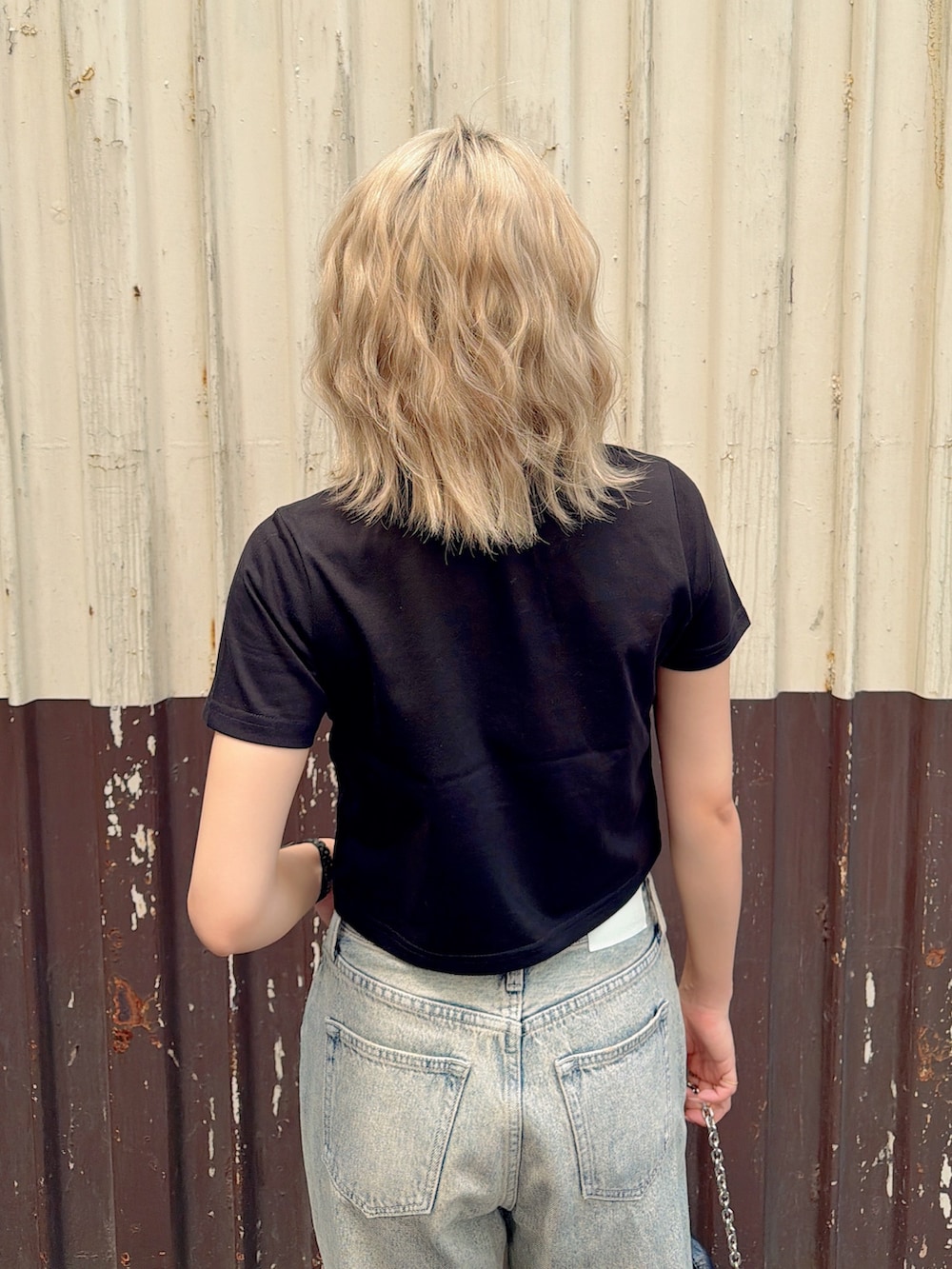 ブラック系のTシャツ/カットソー、ブラック系のスニーカー、ブルー系のつなぎ/オールインワンを着用したレディースの夏コーディネートの5枚目の写真