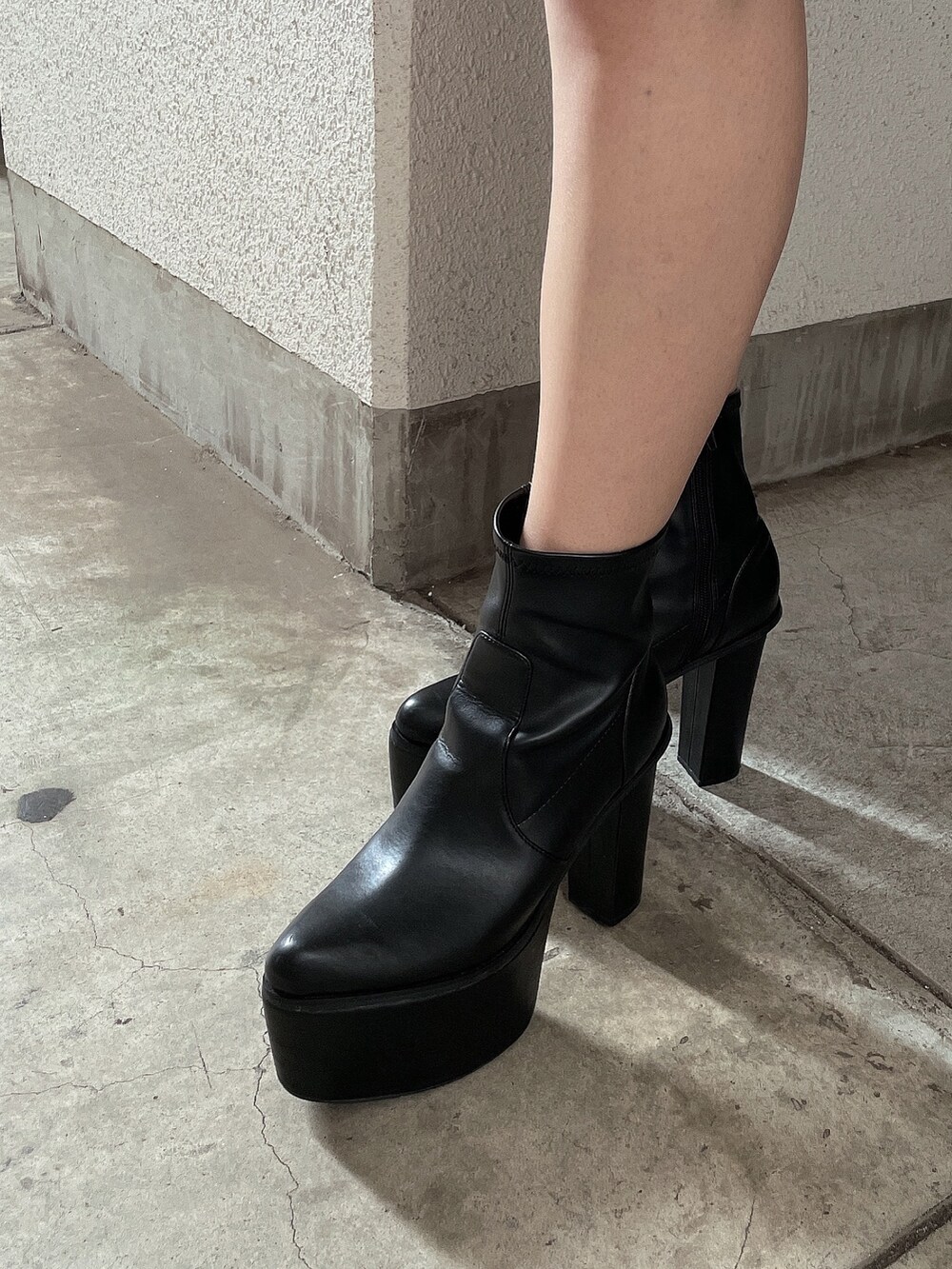 ブルー系のニット/セーター、ブラック系のブーツを着用したレディースの秋コーディネートの7枚目の写真