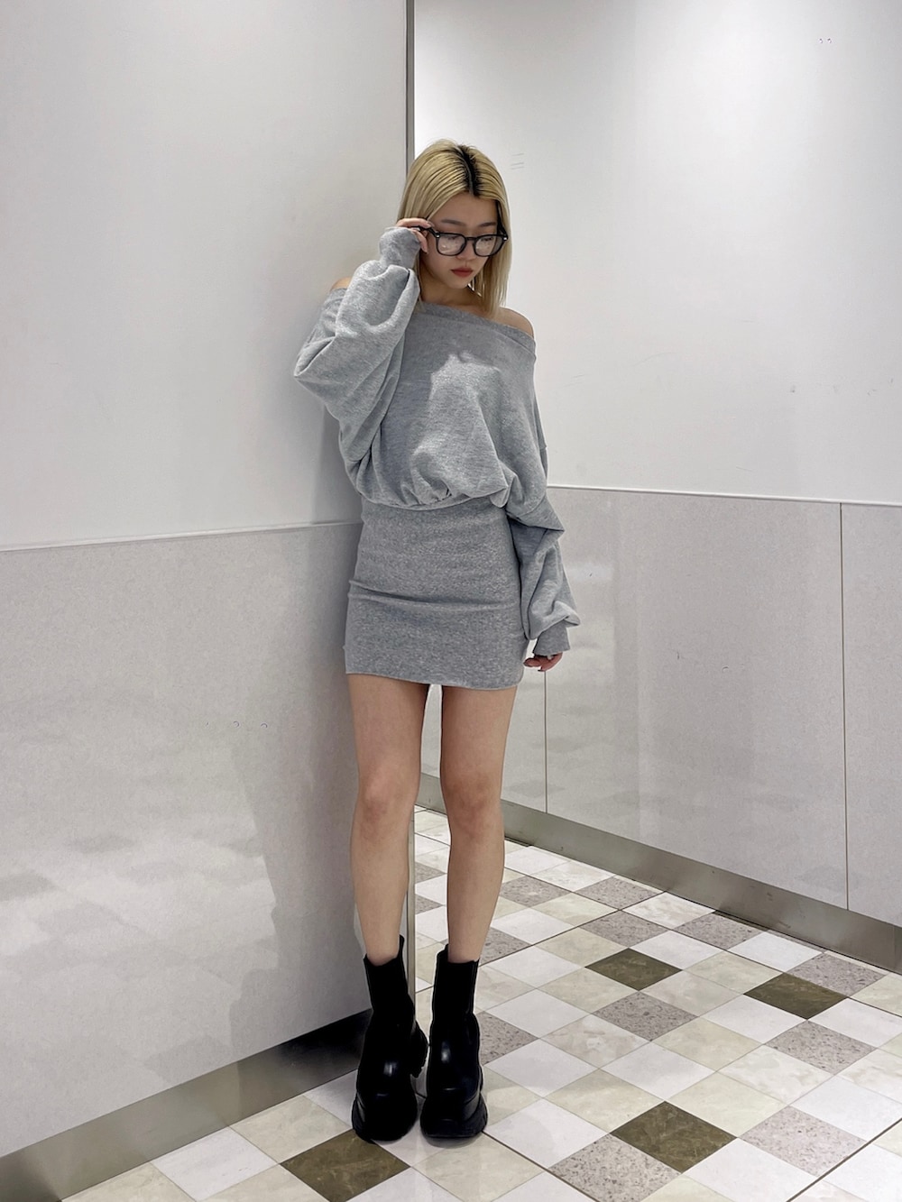 グレー系のワンピース、ブラック系のブーツを着用したレディースの冬コーディネートの3枚目の写真