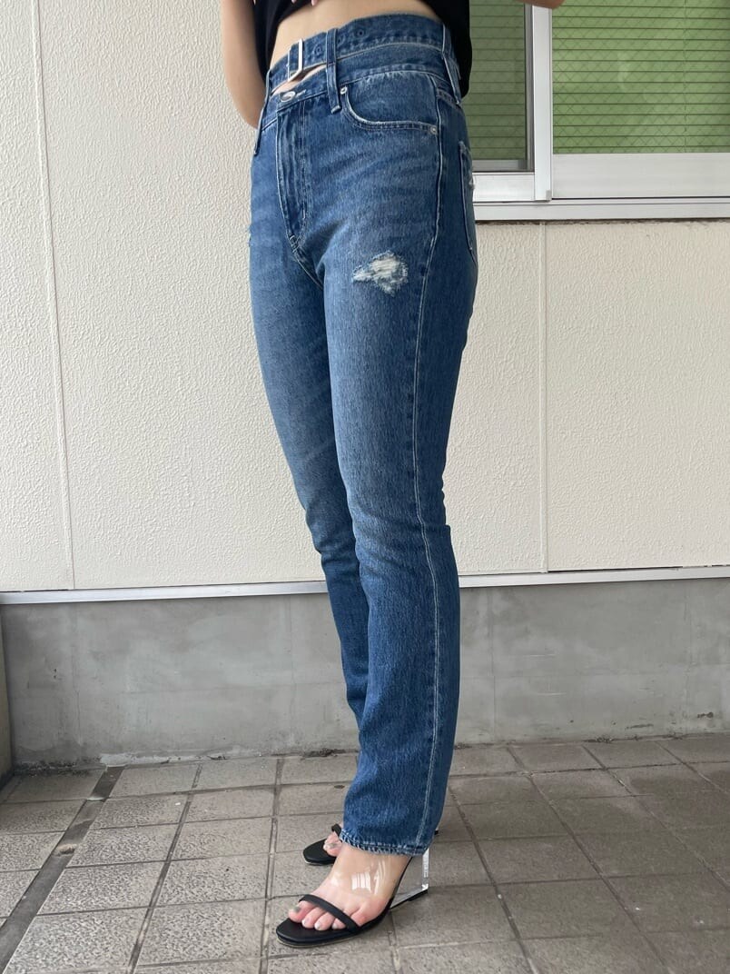 ブラック系のサンダル、ブルー系のデニムパンツ、ブラック系のTシャツ/カットソーを着用したレディースの夏コーディネートの7枚目の写真