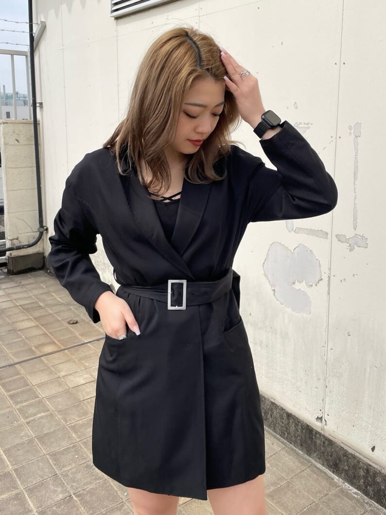 ブラック系のキャミソール、ブラック系のワンピース、ブラック系のブーツを着用したレディースの春コーディネートの4枚目の写真