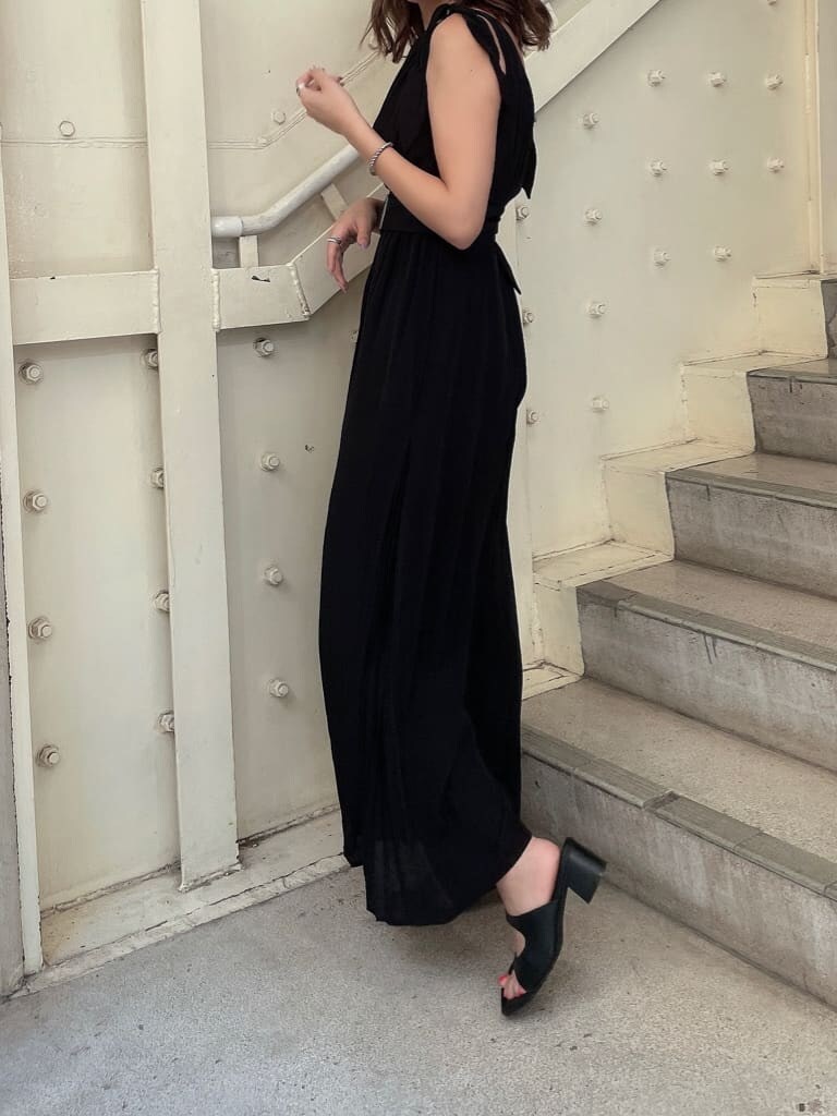 ブラック系のつなぎ/オールインワン、ブラック系のサンダル、ホワイト系のハンドバッグを着用したレディースの夏コーディネートの3枚目の写真