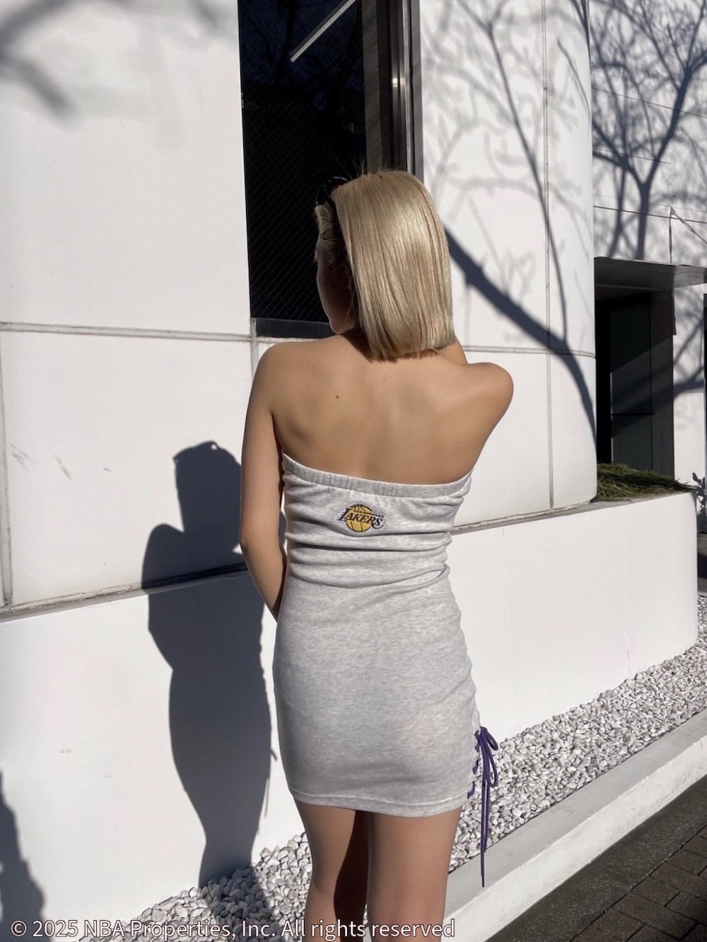 グレー系のワンピース、ブラック系のサンダルを着用したレディースの夏コーディネートの5枚目の写真