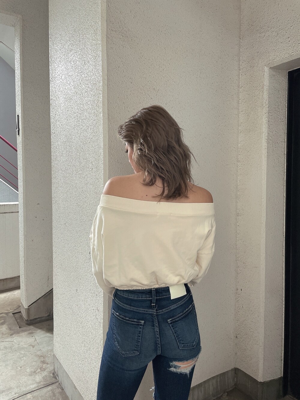 ホワイト系のTシャツ/カットソー、ブルー系のデニムパンツ、ブラック系のパンプスを着用したレディースの春コーディネートの4枚目の写真