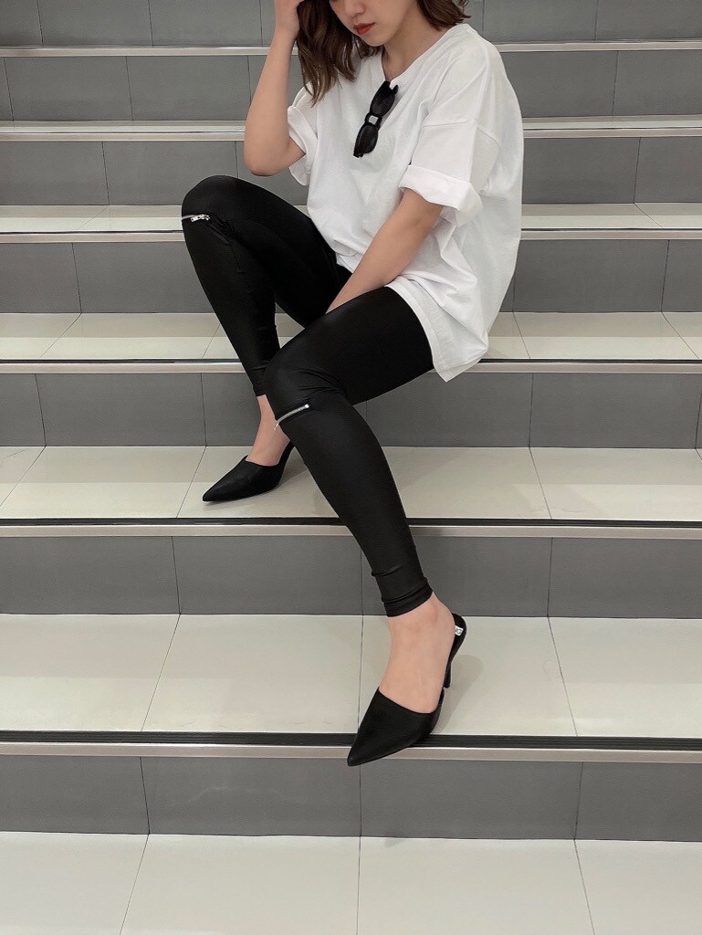 ブラック系のパンプス、ホワイト系のTシャツ/カットソー、ブラック系のレギンス/スパッツを着用したレディースの春コーディネートの3枚目の写真