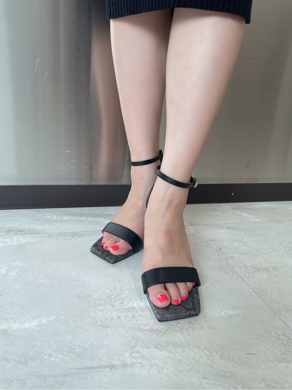 ブラック系のワンピース、ホワイト系のシャツ/ブラウス、ブラック系のサンダルを着用したレディースの夏コーディネートの7枚目の写真
