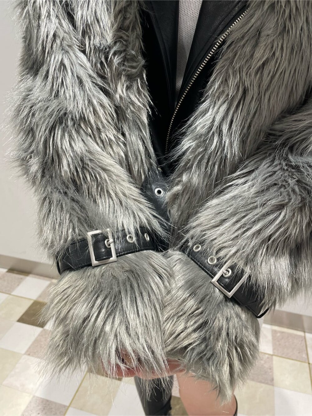 ブラック系のブーツ、グレー系のライダースジャケット、ホワイト系のワンピースを着用したレディースの秋コーディネートの8枚目の写真