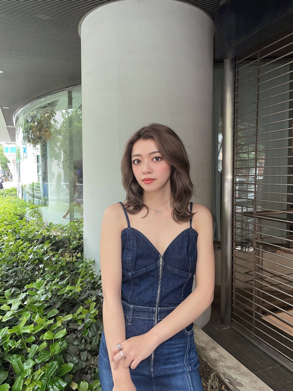 ブルー系のワンピース、ブラック系のサンダルを着用したレディースの夏コーディネートの4枚目の写真